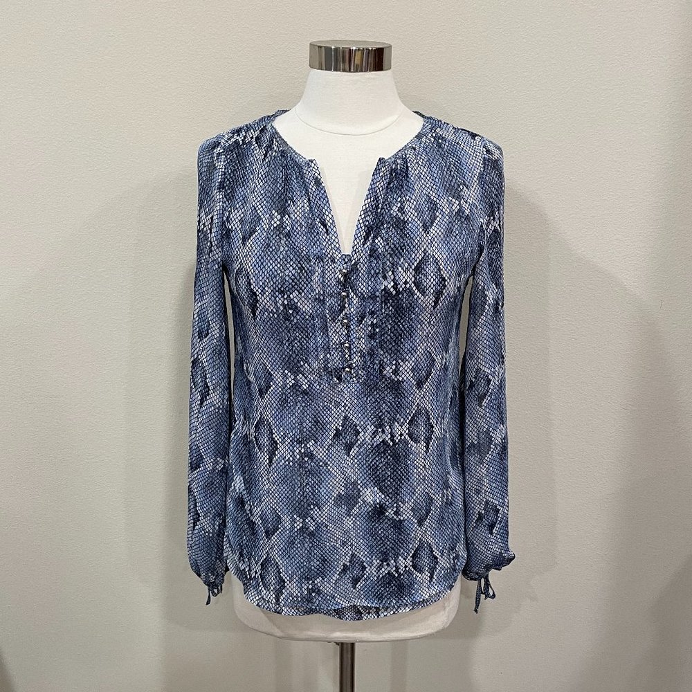 White House Black Market Blue Snakeskin size 2 blouse shirt tunic top